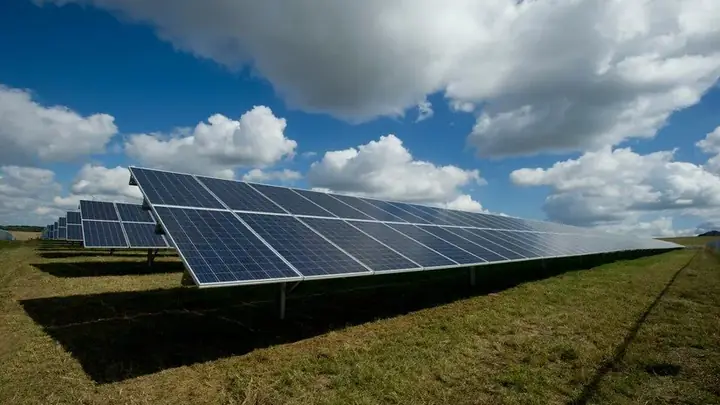 Módulos solares instalados em estrutura