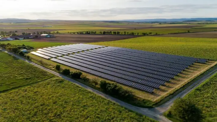 Linhas de transmissão de energia ao entardecer