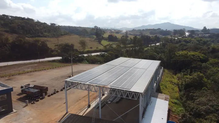 Usina solar sobre a cobertura metálica de um galpão industrial em Congonhas/MG