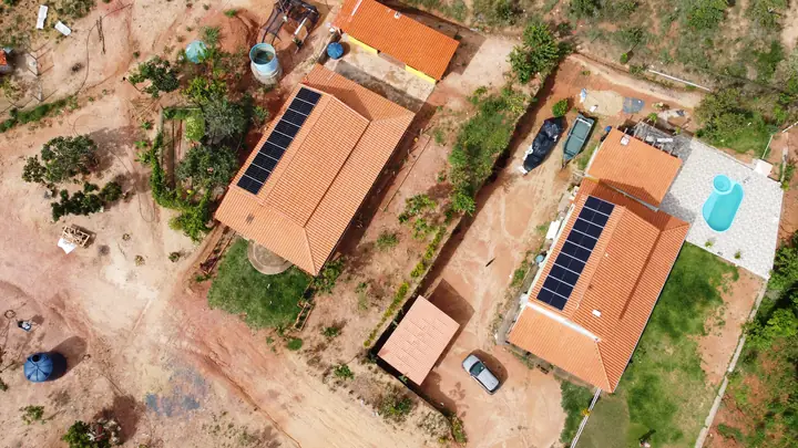 Vista aérea de propriedade rural com sistema solar híbrido