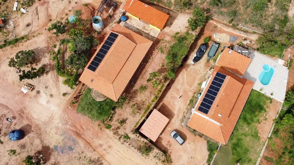 Propriedade rural com sistema solar híbrido