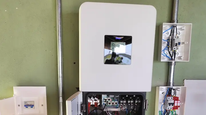 Inversor híbrido e bateria de lítio instalados em obra da Trèsol